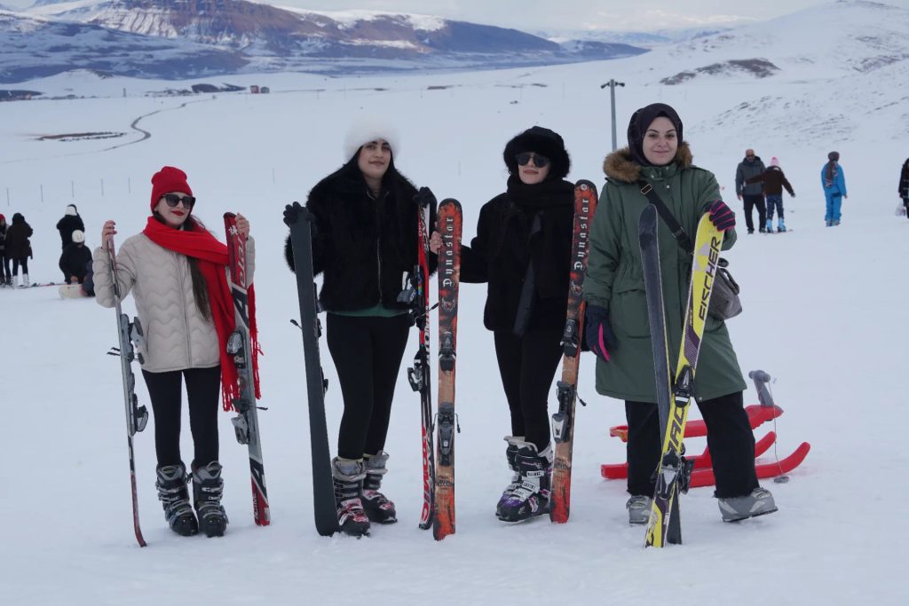 Van Yaşamaz, Yaşatır: 