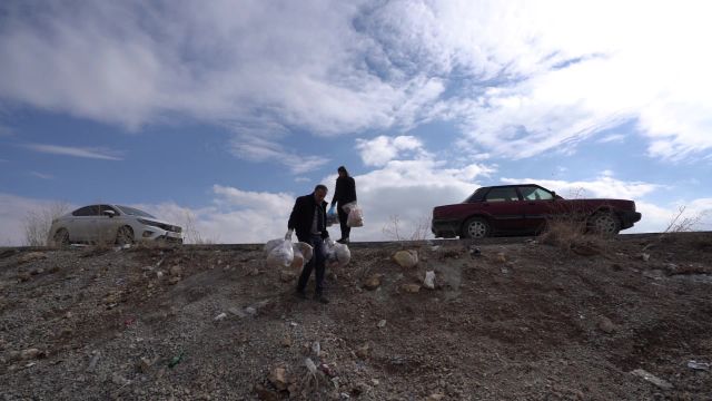 Çöpe Atılan Ekmekler Umut Oldu: Vanlı Esnafın Yürek Burkan Hikayesi